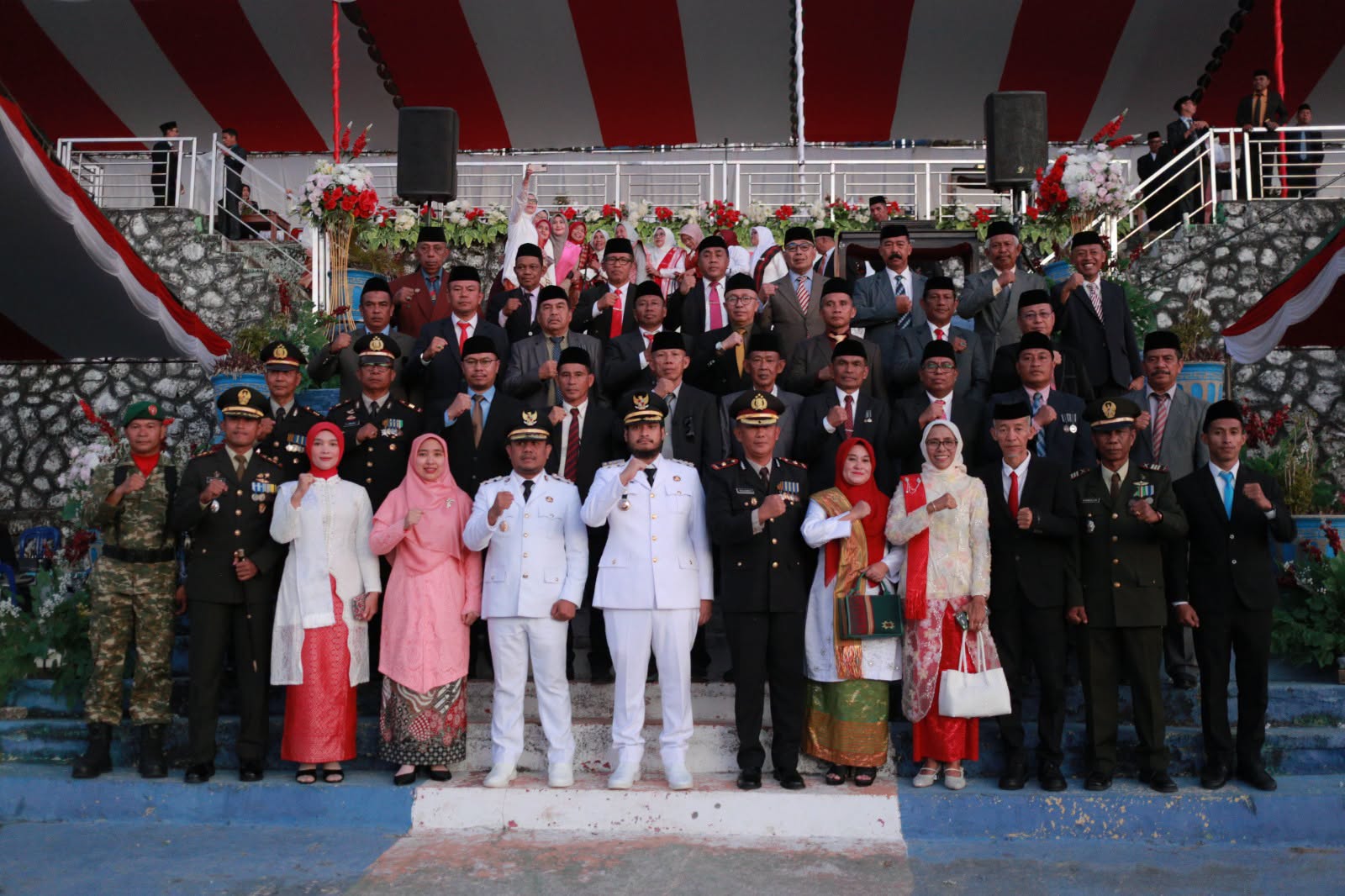 Berlangsung Khikmad, Bupati Buton Pimpin Upacara Penurunan Bendera HUT ke-81 RI