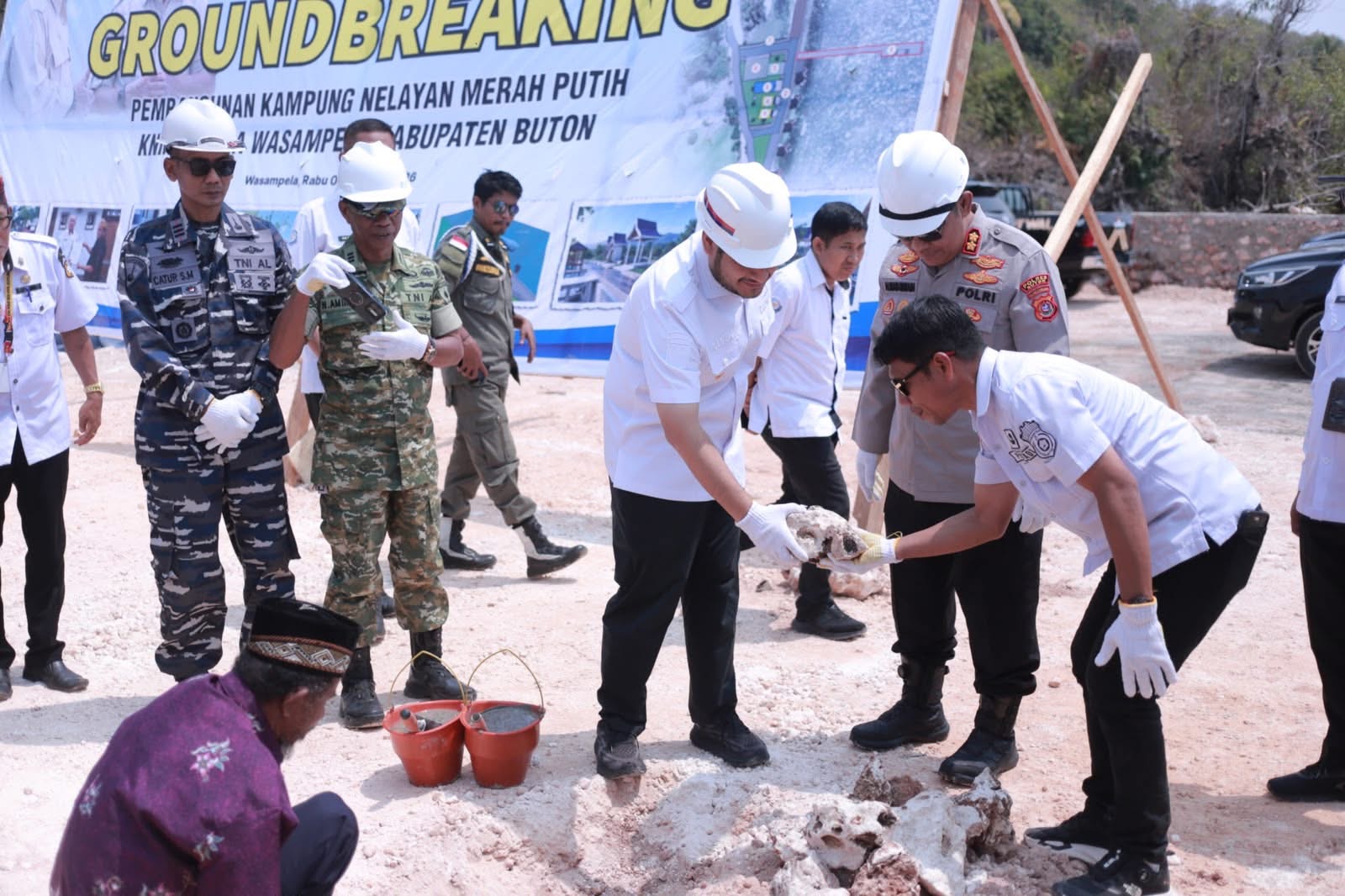 Bupati Buton Letakkan Batu Pertama Pembangunan Kampung Nelayan Merah Putih di Wasampela