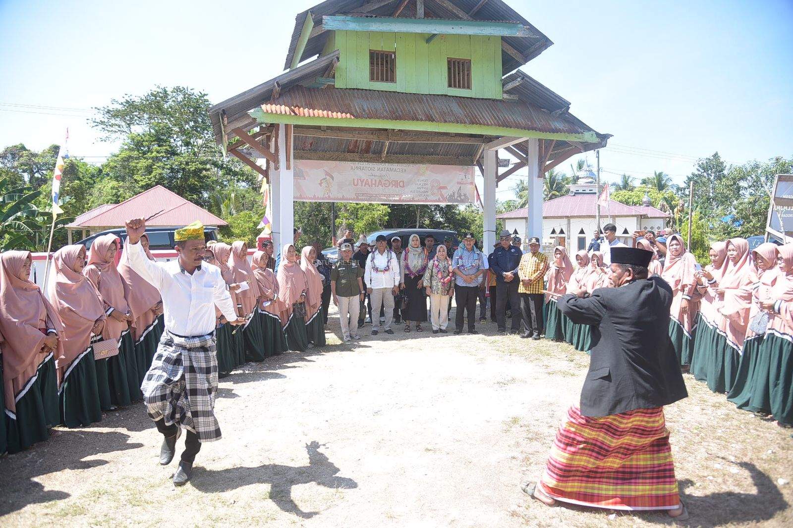 Kunjungi Siotapina, Pj. Bupati dan Rombongan Disambut Tarian Mangaru