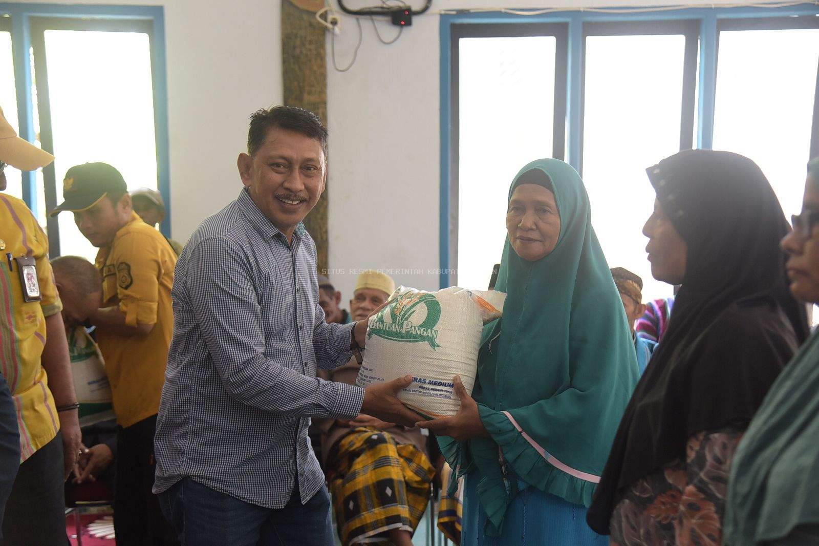 Pj. Bupati Buton Launching Bantuan Pangan Beras Nasional di Kecamatan Wabula