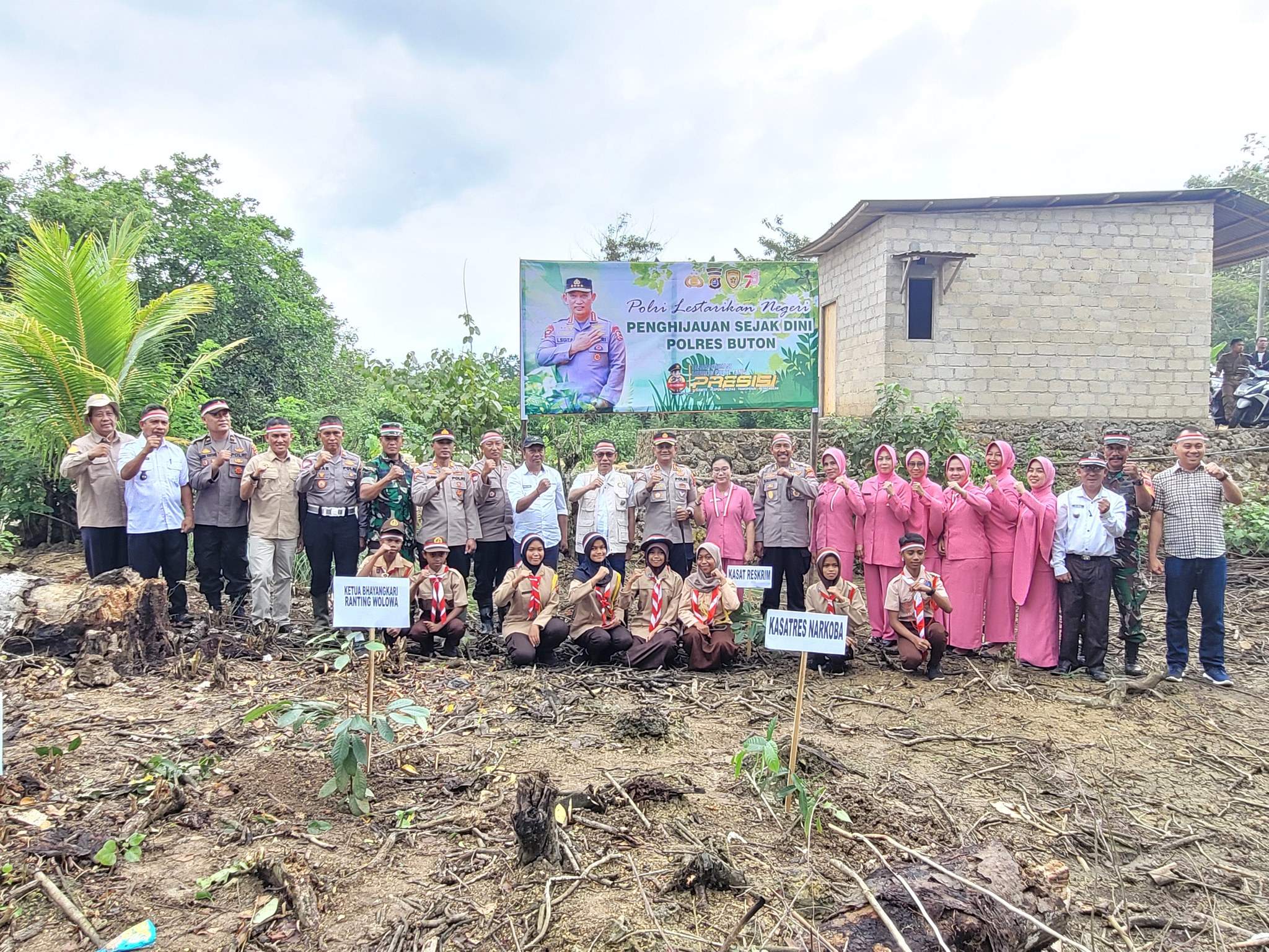 Pj. Bupati Drs. Basiran, M.Si dan Kapolres Buton Lakukan Penanaman Pohon Serentak