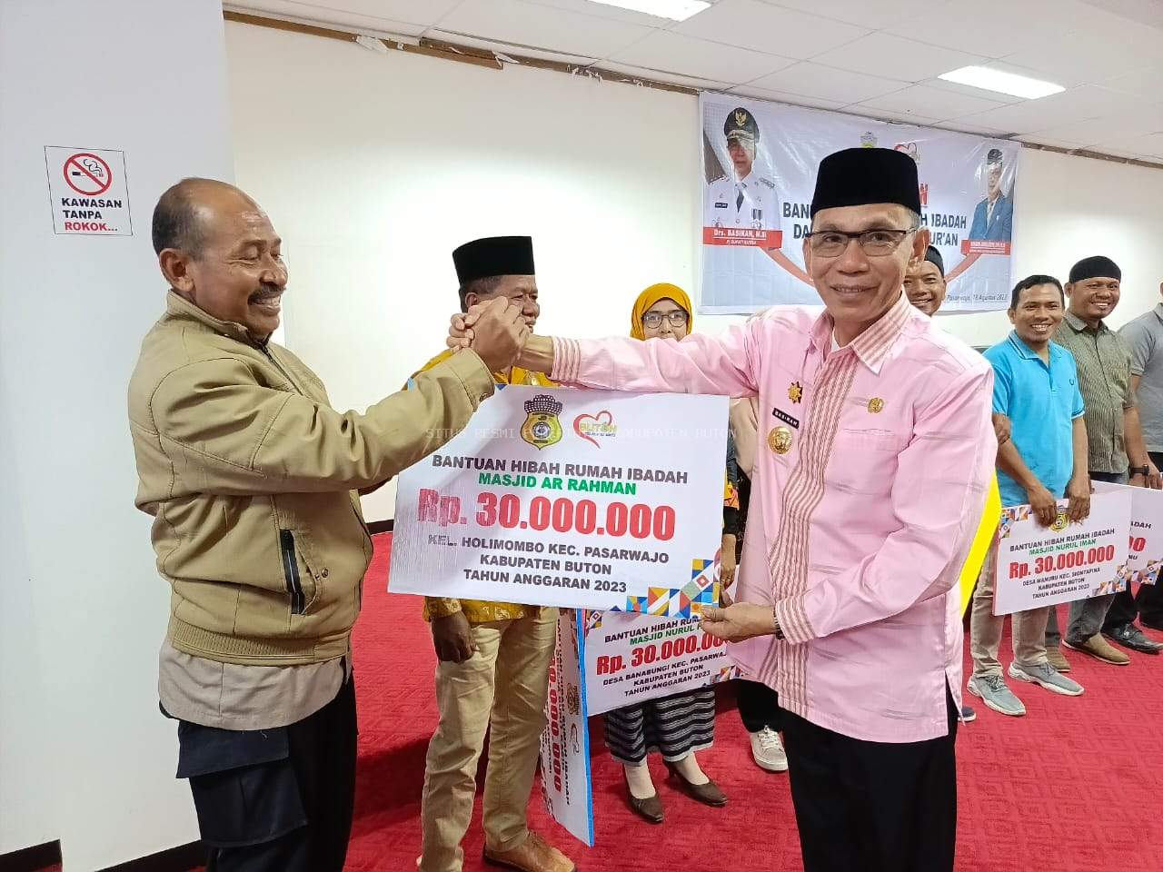 Pj. Bupati Buton Serahkan Hibah Rumah ibadah dan Rumah Tahfidz Qur'an