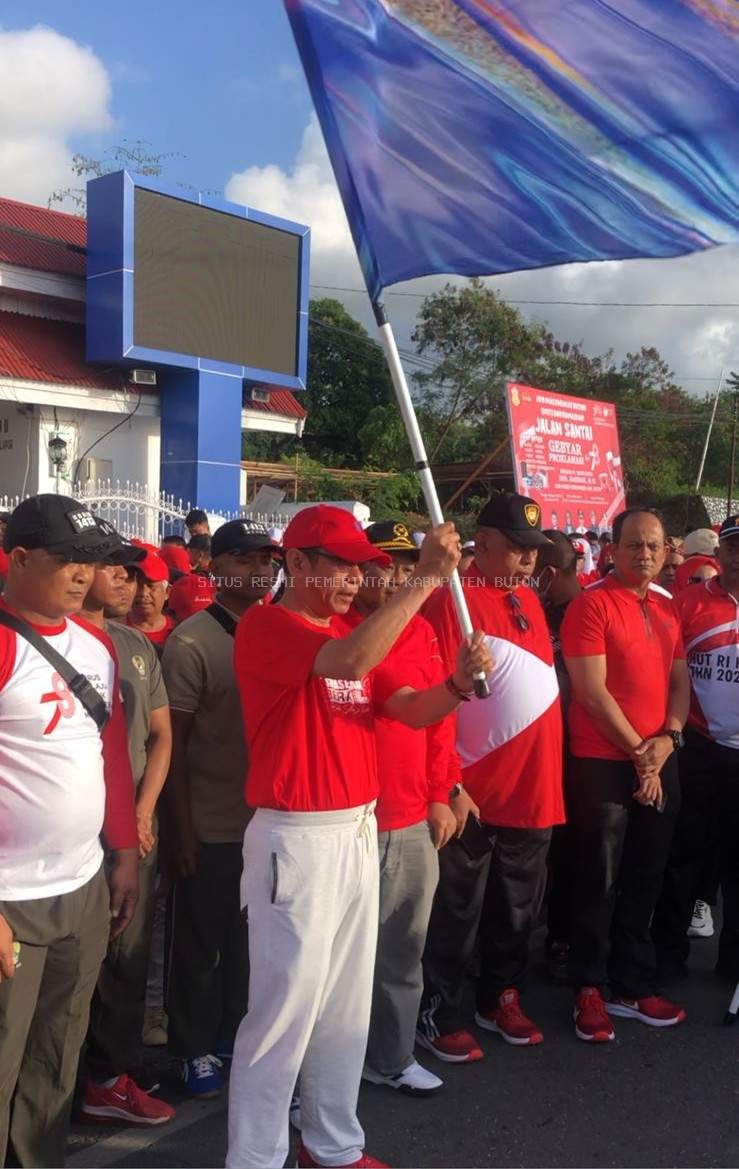 Sambut HUT Kemerdekaan 78 RI, Pj. Bupati Bersama Forkopimda Buton Lepas Gerak jalan Santai