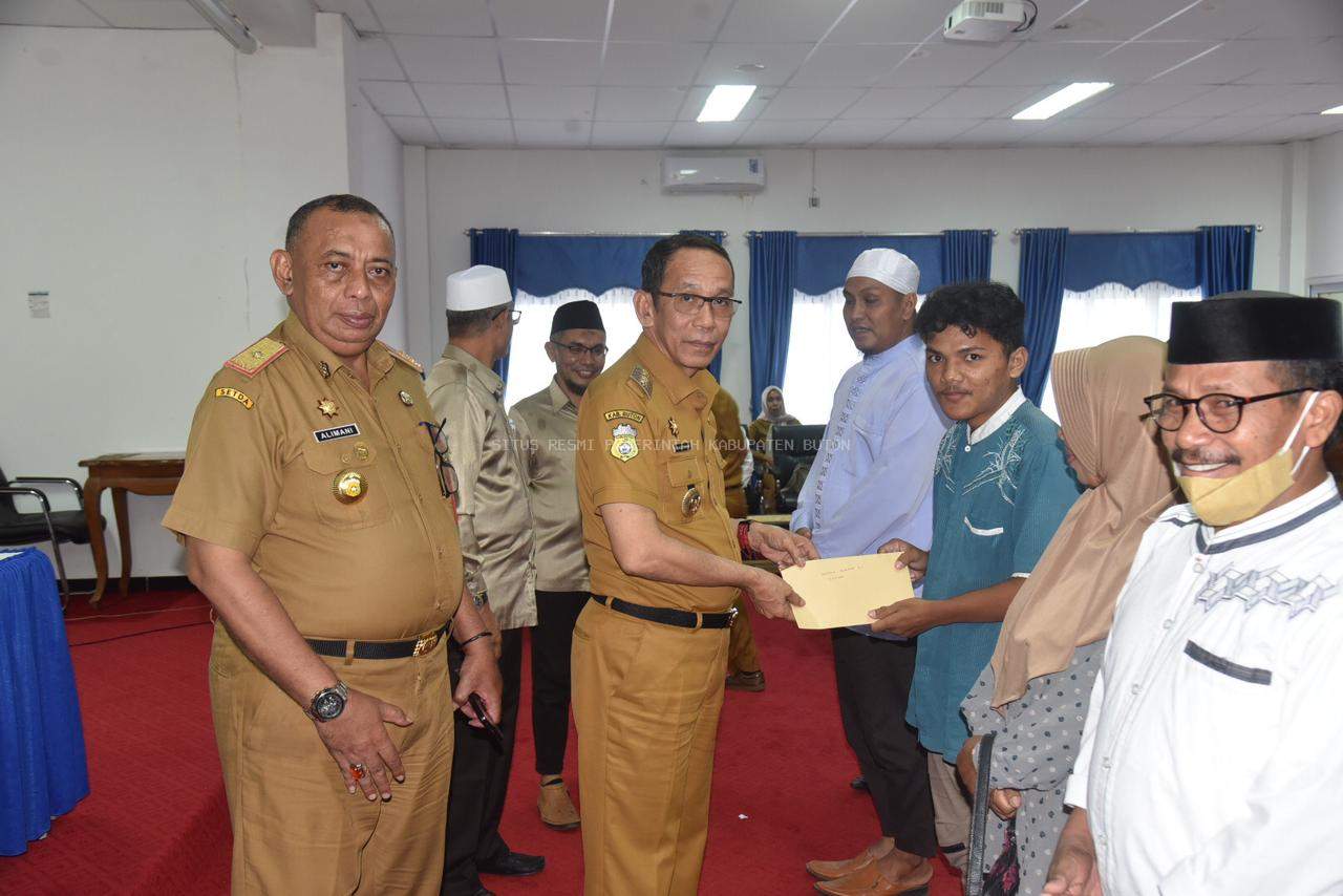 Pj. Bupati Buton Serahkan Bantuan Baznas Kepada Masyarakat