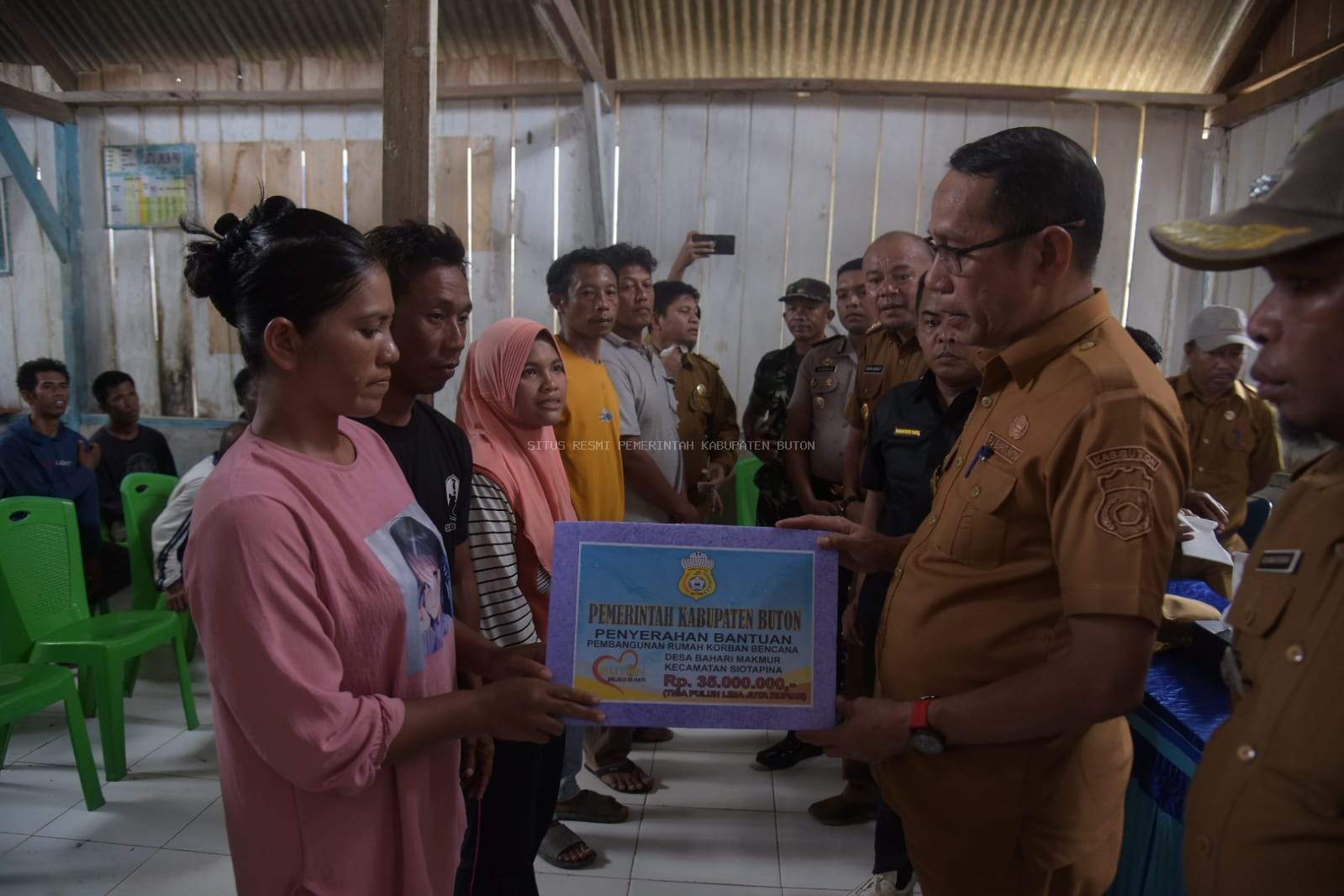 Pj. Bupati Buton Serahkan Bantuan Korban Bencana Desa Bahari Makmur