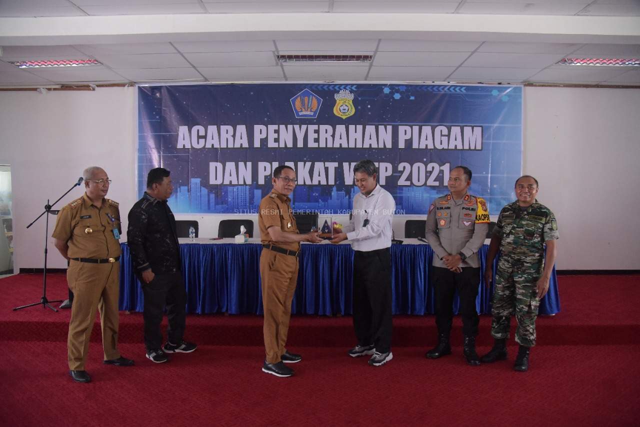 Pj. Bupati Buton Terima Piagam dan Plakat WTP 2021
