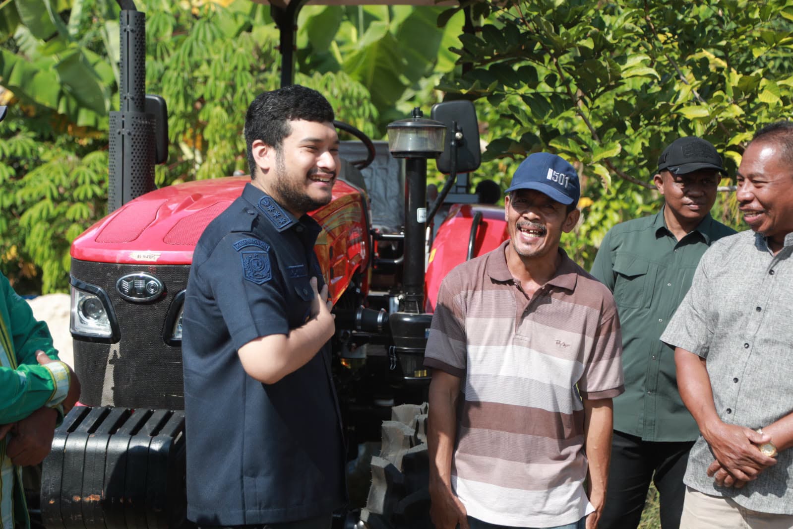 Bupati Buton Serahkan Bantuan Traktor Roda Empat kepada Kelompok Tani Labuandiri