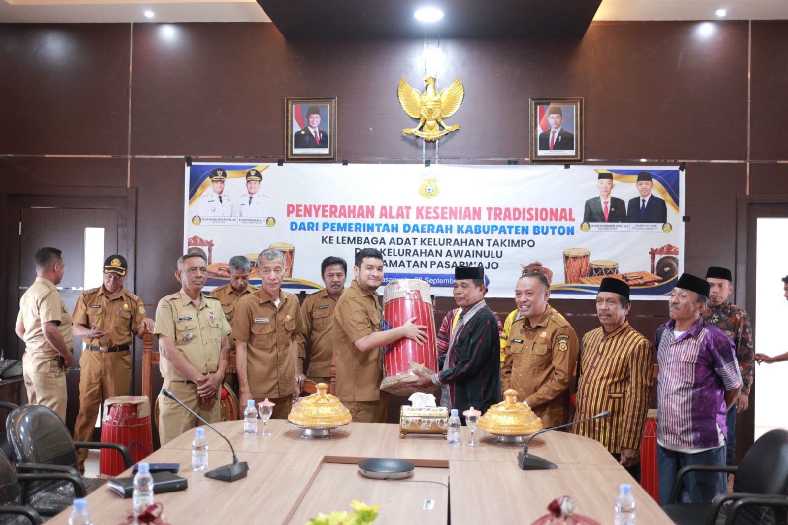 Pemkab Buton Serahkan Alat Seni Tradisional kepada Lembaga Adat Takimpo dan Awainulu