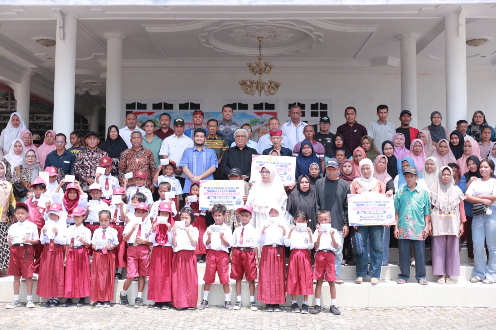 Anggota DPR RI Kominsi XIII Dapil Sultra Serahkan Bantuan PIP dan Perumahan di Kabupaten Buton